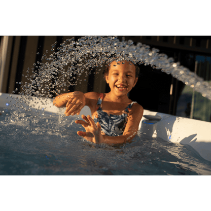 moment détente en famille dans spa Caldera Utopia Geneva jets massants