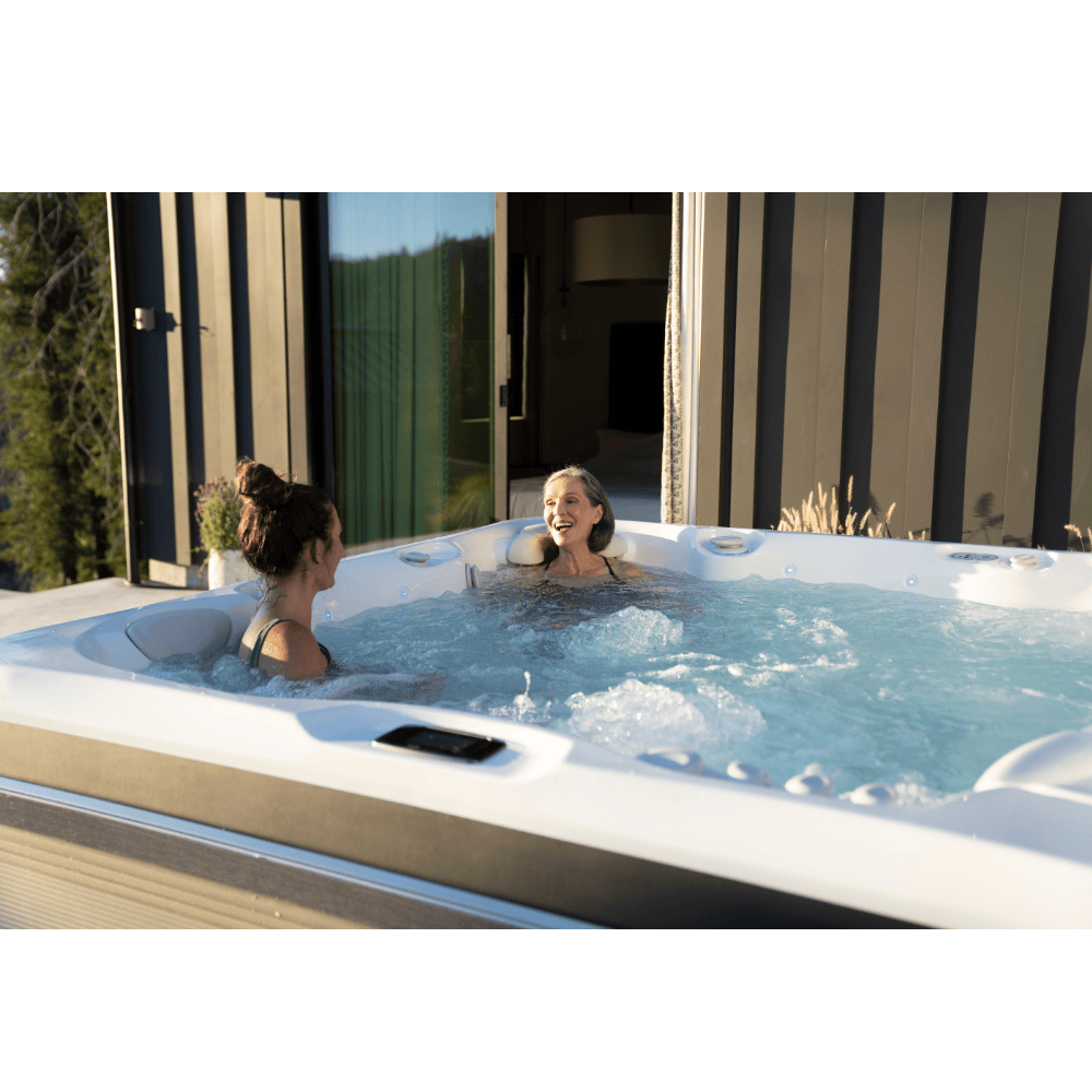 spa Caldera Utopia Geneva 6 places installé sur terrasse contemporaine