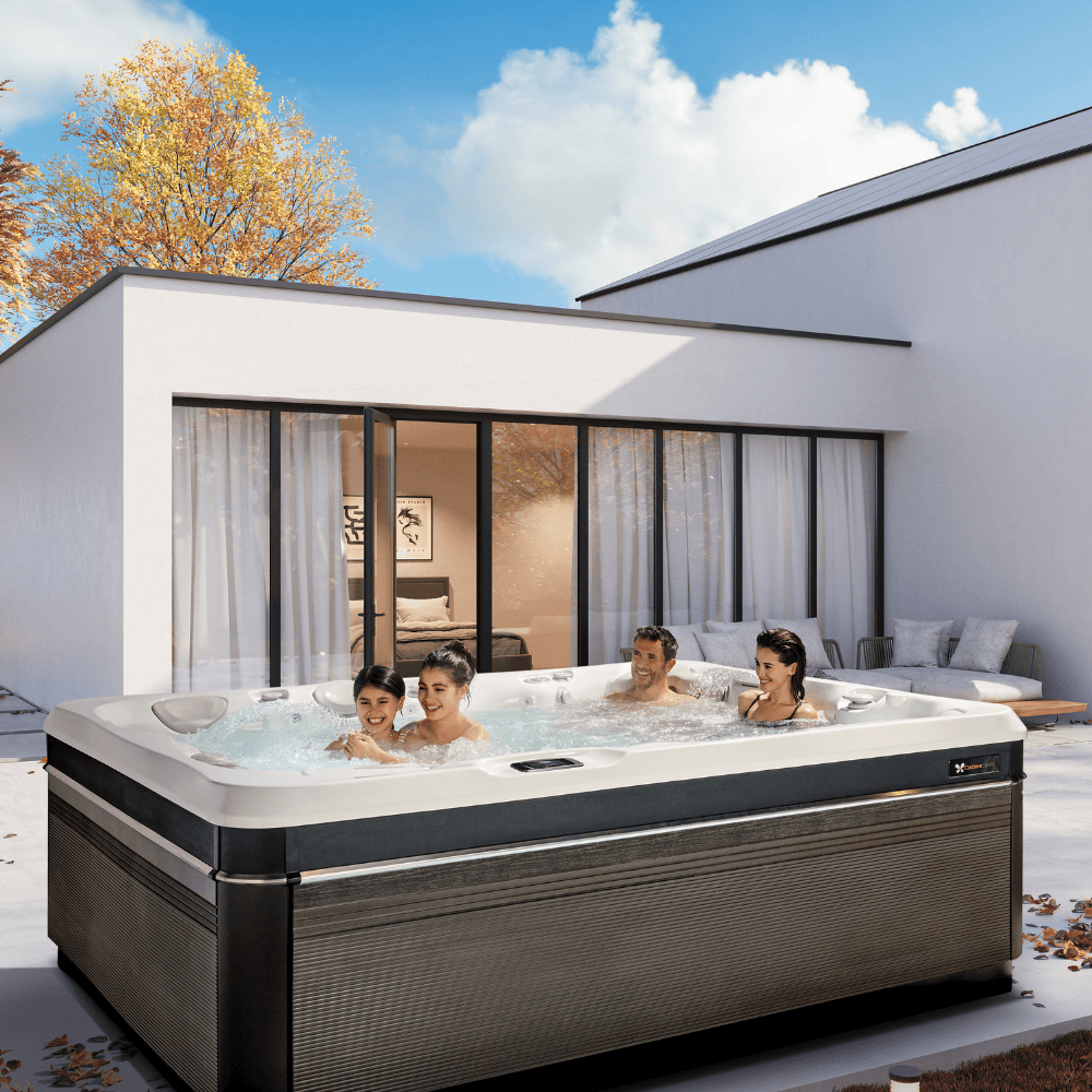 spa Caldera Utopia Tahitian 6 places installé sur terrasse moderne avec famille en séance de détente extérieure
